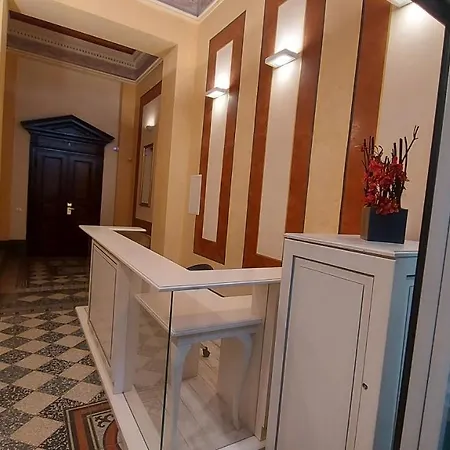 Quiet In Center Apartment