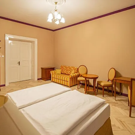 4 Bedrooms 130m2 At The Main Square Apartamento Praga