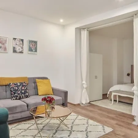 Apartment And Cozy Right At Tv Tower