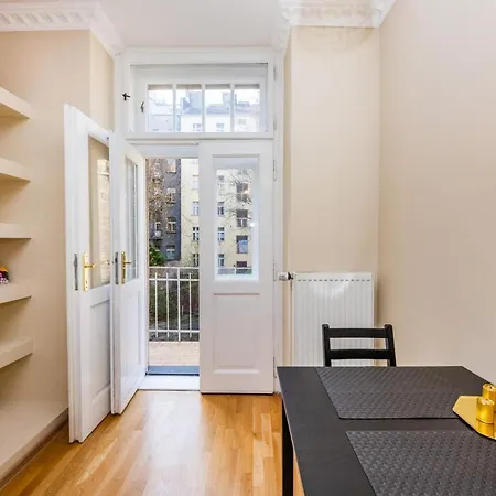Prostorný Třípokojový Apartmán U Nábřeží Vltavy * Praha