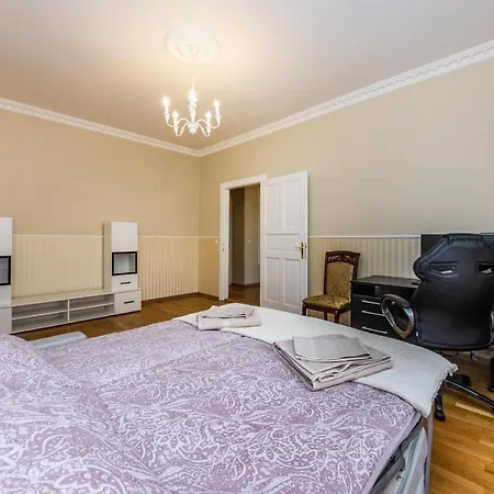 Prostorný Třípokojový Apartmán U Nábřeží Vltavy