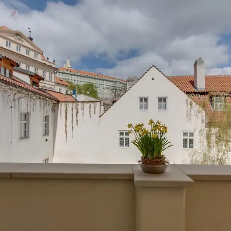 Apartment Thunovska 10