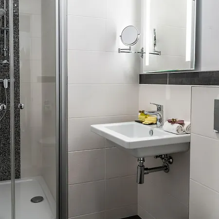 Julian Hotel 4*