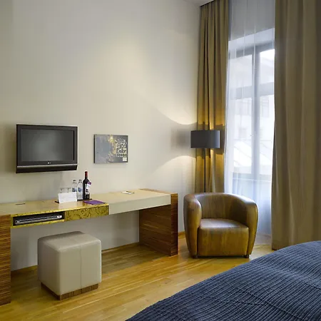 The Icon & Lounge Hotel