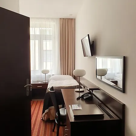 Royal Plaza Hotel 3*