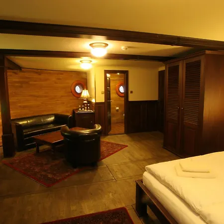 Boat Matylda Bådhotel Prag