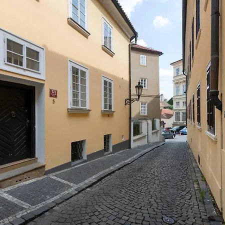 Historic Spirit At Under The Castle Apartment