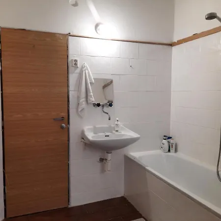 Downtown Minimalistic In Flatshare Homestay