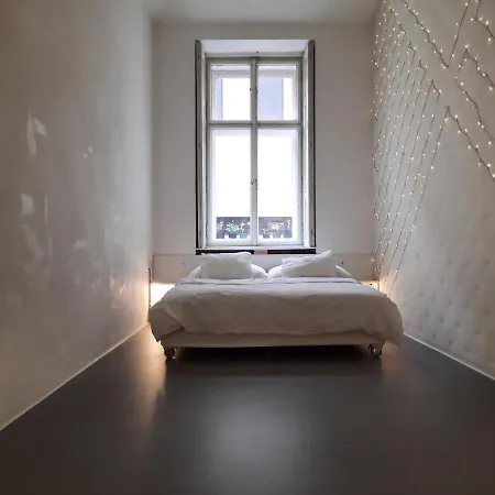 Downtown Minimalistic In Flatshare Homestay Prague