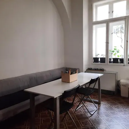 Downtown Minimalistic In Flatshare *