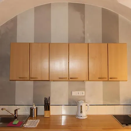 Rustic Ground Floor In Mala Strana *