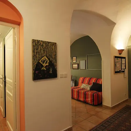 Rustic Ground Floor In Mala Strana