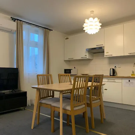 Little Tom Apartment *