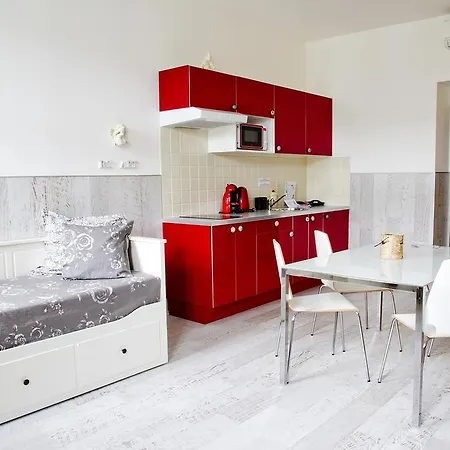 Royal Court Legerova 3*