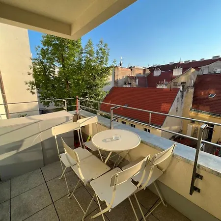 The Dante - Family With Free Parking Prague
