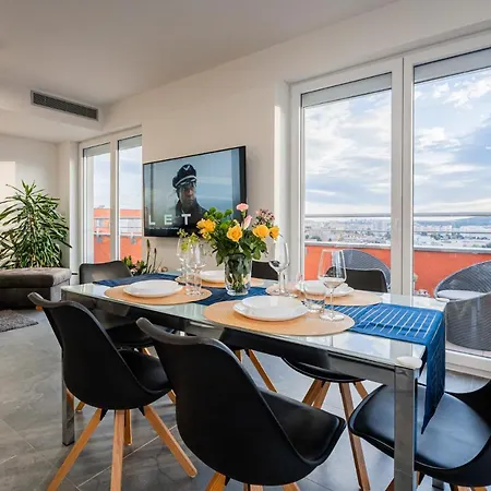 Penthouse Letnanske Zahrady Apartment *