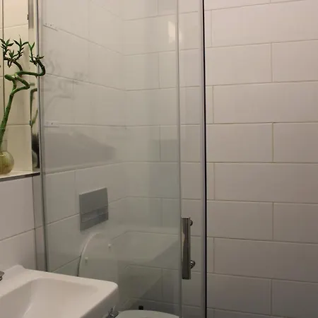 Lyly - Modern Apartment, Free Parking, Near The Metro
