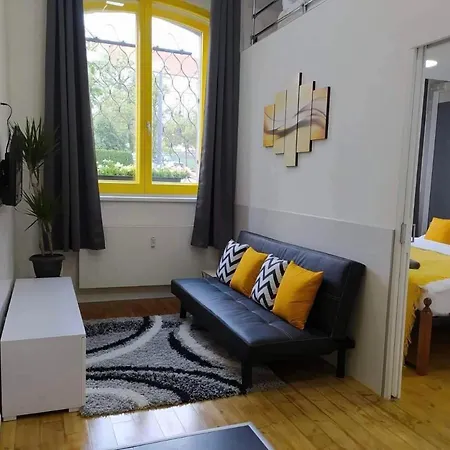 Lyly - Modern Apartment, Free Parking, Near The Metro