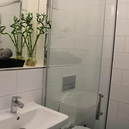 Lyly - Modern Apartment, Free Parking, Near The Metro *