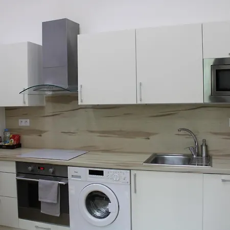 Apartment Lyly - Modern Apartment, Free Parking, Near The Metro Prague