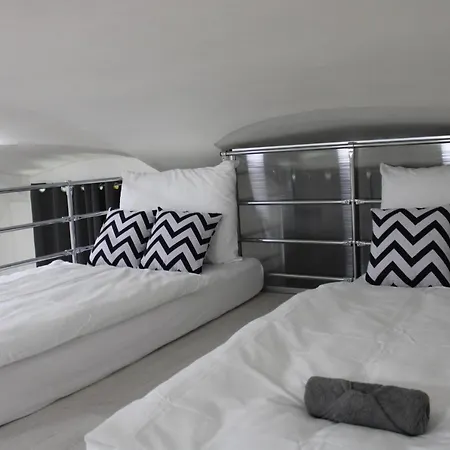 Lyly - Modern Apartment, Free Parking, Near The Metro Apartment *
