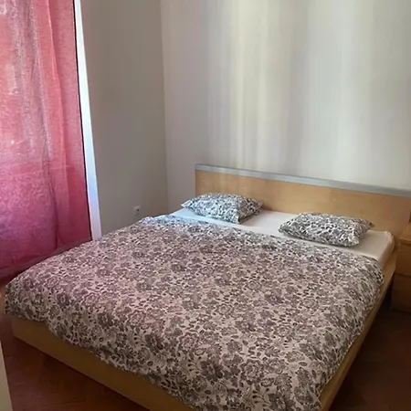 Large 3 Bedroom Family With Balcony Lägenhet *