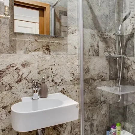 Luxury & Quiet Charming 2bds Near River - Nek2nd Apartamento Praga