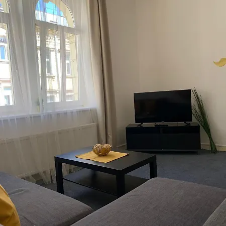 Little Tom Apartman *