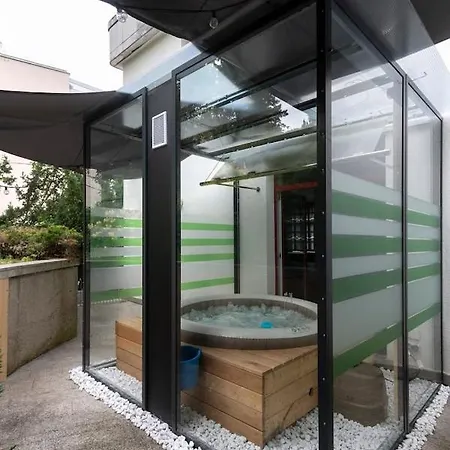 Miami Lovely Romantic Garden With Whirlpool Praga