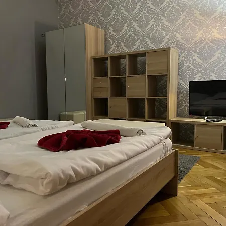 Globe Adults Only Prag