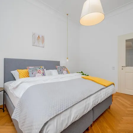 Days - Old Town - Spacious Apartamento Praga