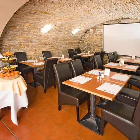 Mucha Hotel 4*