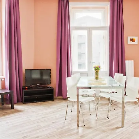 Royal Court Legerova 3*