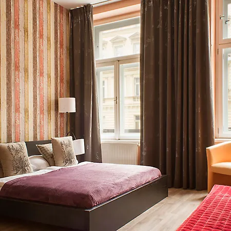 Hotel Royal Court Legerova 3*