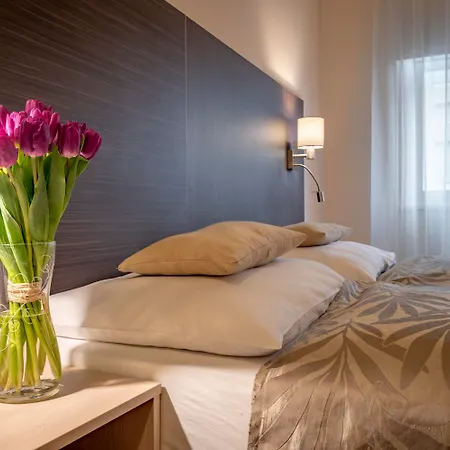 Pytloun Kampa Garden 4* פראג