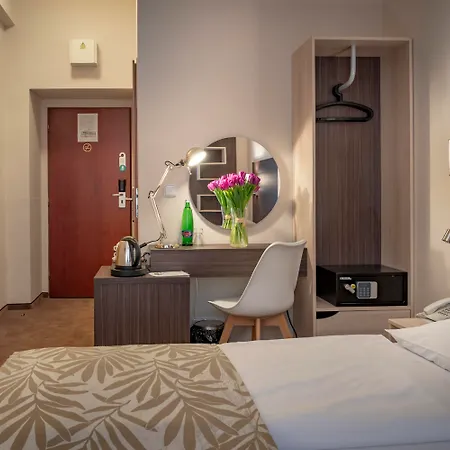 מלון Pytloun Kampa Garden 4*