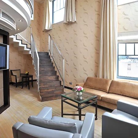 Hilton Old Town מלון