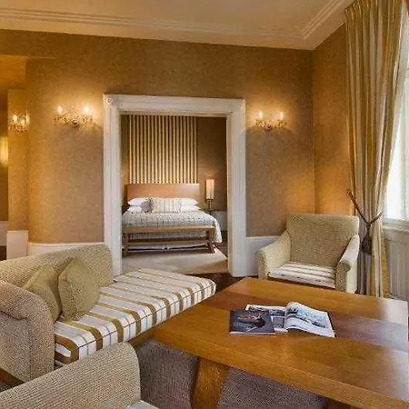 Mamaison Riverside Отель