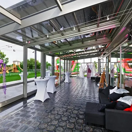Aura Design & Garden Pool 3* Prague
