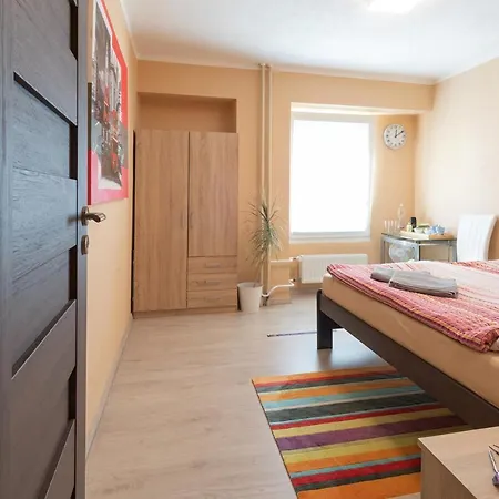 Cozy At Metro Station, Private Bathroom, 9minutes Oldtown, 15minutes Airport, Wifi Prag