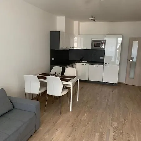 Apartment Garden Tower - 8 Min Do Centra, Garaz