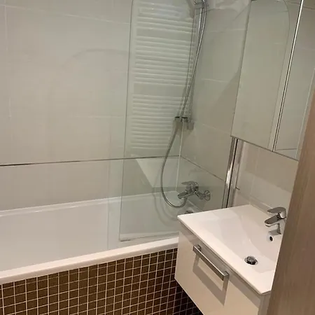 Garden Tower - 8 Min Do Centra, Garaz Apartment Prague