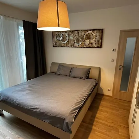 Apartment Garden Tower - 8 Min Do Centra, Garaz