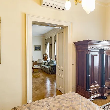 Villa With Hot-Tub, Terrace And Garden, Wenceslass Square * Praha
