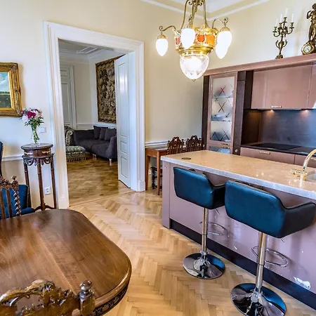 Villa With Hot-Tub, Terrace And Garden, Wenceslass Square Vila