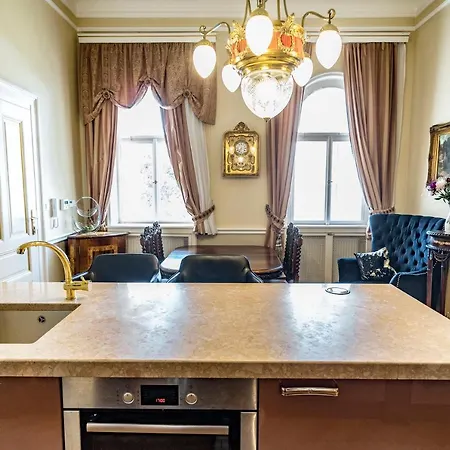 Villa With Hot-Tub, Terrace And Garden, Wenceslass Square Vila Praha