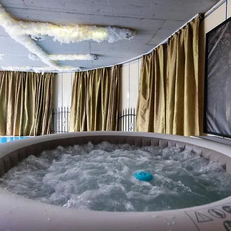 Unique With Private Pool, Cinema, 公寓 布拉格