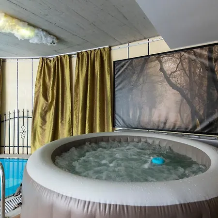 Unique With Private Pool, Cinema, 公寓 *