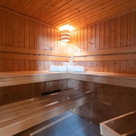 Unique With Private Pool, Cinema, 布拉格