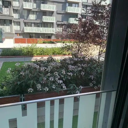 Garden Tower - 8 Min Do Centra, Garaz Apartment